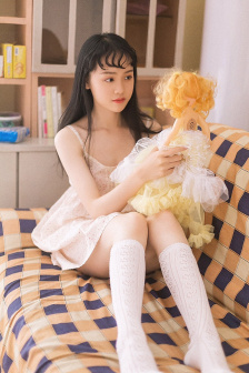我和年轻的女教师观看